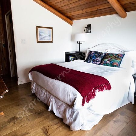 The Surf Lodge And Pub Gabriola Εξωτερικό φωτογραφία