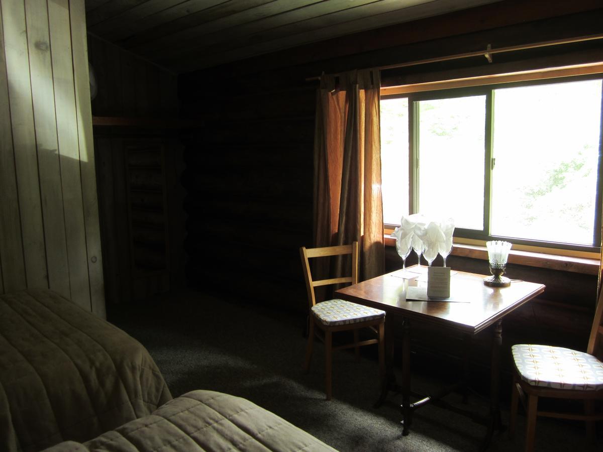 The Surf Lodge And Pub Gabriola Εξωτερικό φωτογραφία
