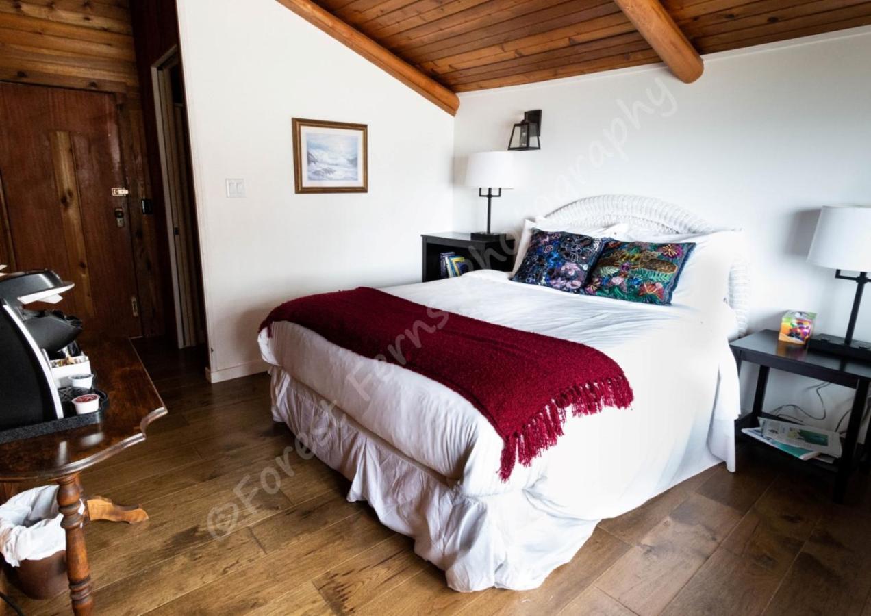 The Surf Lodge And Pub Gabriola Εξωτερικό φωτογραφία